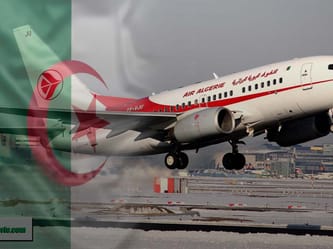 Avion d'Air Algérie décollant de l'aéroport avec drapeau algérien en fond.