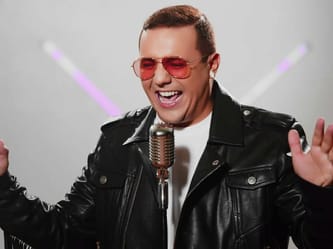 Cheb Faudel avec lunettes roses chantant en studio.