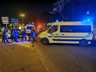 Police et secours à Marseille après une fusillade nocturne.
