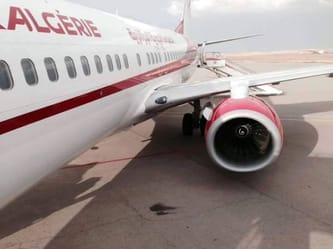 Avion Air Algérie avec moteur visible sur le tarmac.