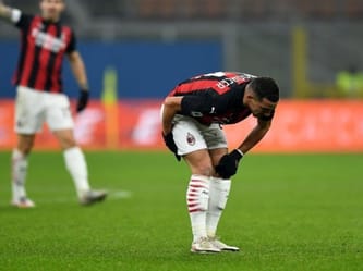 Joueur de football blessé lors d'un match de Ligue des Champions.