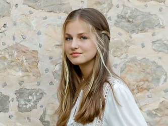Princesse Leonor d'Espagne en robe blanche lors d'un événement officiel.