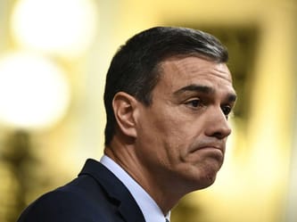 Pedro Sánchez en réunion, expression préoccupée, contexte diplomatique.