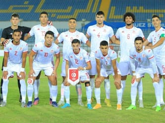 Groupe de joueurs de football U20 de Tunisie sur le terrain.
