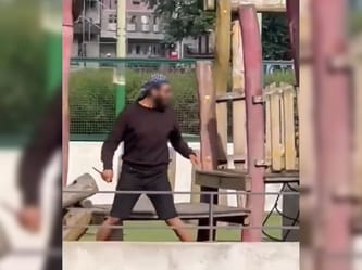 Homme armé avec un couteau dans un parc urbain en France.