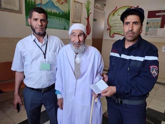 Un homme âgé de 80 ans passe l'examen du BAC en Algérie.