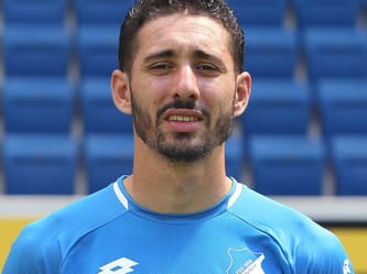 Joueur de football en maillot bleu sur le terrain.