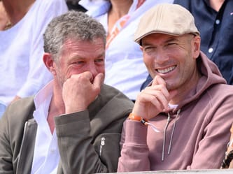 Zidane et son père souriant lors d'un événement public.