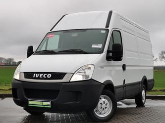 Camion utilitaire Iveco blanc en extérieur sur parking.