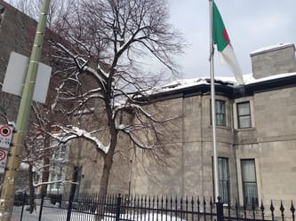 Bâtiment du consulat d'Algérie à Montréal avec drapeau algérien.