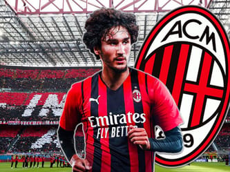Yacine Adli en maillot de l'AC Milan au stade.