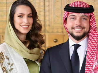 Femme du prince héritier jordanien en tenue traditionnelle et homme en costume.