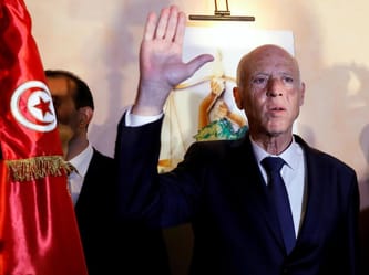 Kaïs Saïed faisant un geste lors d'une cérémonie officielle en Tunisie.