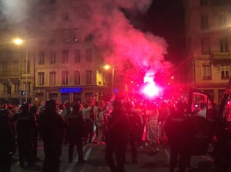 Manifestation à Paris avec fumée et foule en soutien aux Algériens.