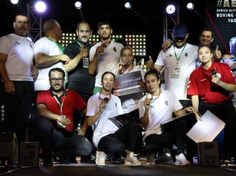 Groupe de boxeurs et entraîneurs algériens lors de la cérémonie de remise des prix.