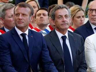 Présidents français et algérien lors d'une cérémonie officielle.