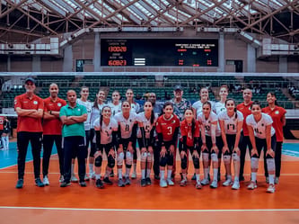 L'équipe féminine d'Algérie de volleyball après leur victoire contre le Nigeria.