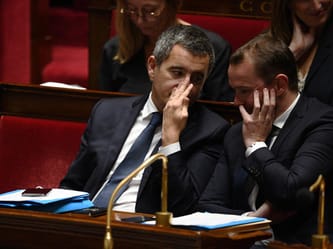 Deux hommes en discussion lors d'un débat politique sur l'immigration.