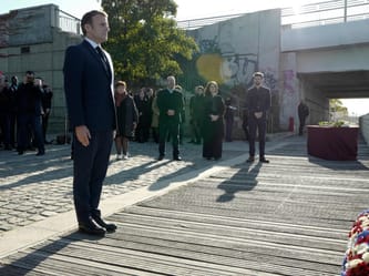 Emmanuel Macron et participants lors de la commémoration du 17 octobre 1961.
