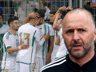 L'équipe d'Algérie célèbre après un match, coach en avant-plan.