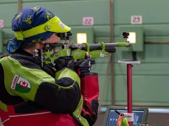 Tireur algérien en compétition lors des championnats d'Afrique de tir sportif.