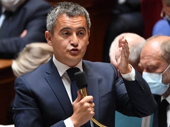 Gérald Darmanin parle lors d'une réunion sur l'immigration en France.