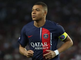 Kylian Mbappé portant le maillot du PSG avec brassard de capitaine.