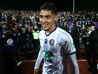 Farès Chaïbi souriant après un match de football en Algérie.