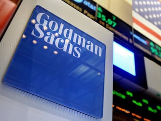 Logo de Goldman Sachs sur un écran de marché financier.
