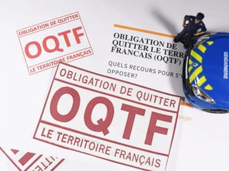 Documents et casque de sécurité liés aux OQTF en France.