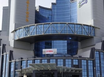Immeuble de bureaux moderne avec façade en verre à Alger.