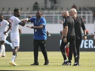 Tensions lors du match Maroc RDC, entraîneurs et officiels en discussion.