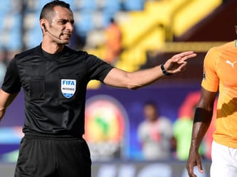 Arbitre Ghorbal saluant un joueur ivoirien lors de la CAN 2024.