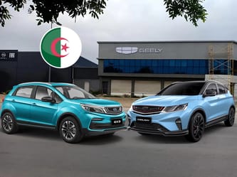 Deux voitures Geely modernes devant le showroom Geely Algérie.