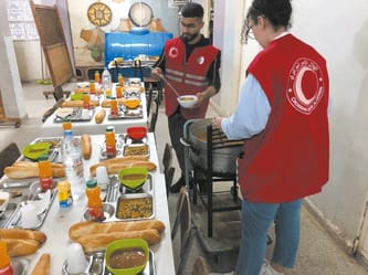 Volontaires du Croissant-Rouge distribuant des repas de solidarité.