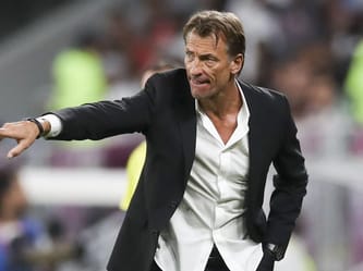 Hervé Renard, entraîneur, donne des instructions sur le terrain.