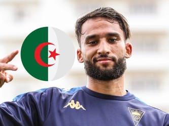 Rafik Guitane tenant le drapeau algérien lors d'une séance d'entraînement.