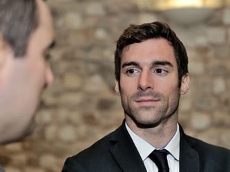 Homme en costume lors d'un débat politique en France.