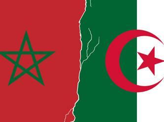 Drapeaux du Maroc et de l'Algérie séparés par une fissure.