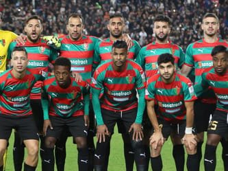 Équipe du MC Alger lors d'un match de football.