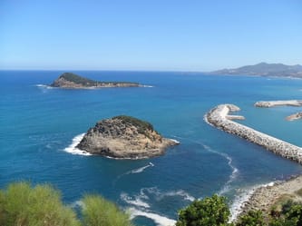 Vue panoramique des îles algériennes et de la côte méditerranéenne.