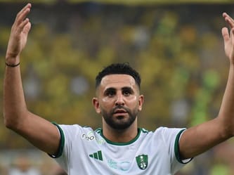 Riyad Mahrez célèbre lors d'un match de football en Algérie.