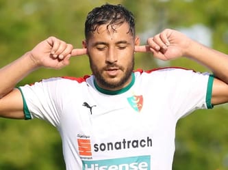 Youcef Belaili couvre ses oreilles avec ses doigts lors d'un entraînement.