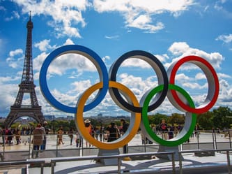 Logo officiel des Jeux Olympiques 2024 à Paris avec la Tour Eiffel en arrière-plan.