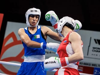 Boxeuses en combat lors des Jeux Olympiques 2024 à Paris.
