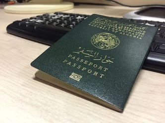 Passeport algérien vert avec inscription en arabe et français.