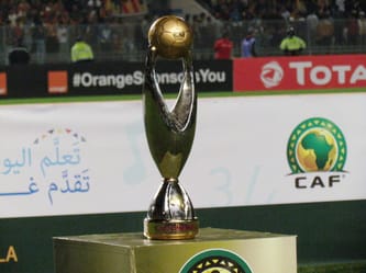 Ligue des champions africaine : les clubs algériens passent la 1ère étape avec brio. Un exploit salué par la FAF Trophée de la Ligue des champions africaine en or sur un socle.