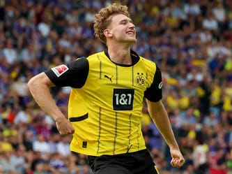 Elias Benkara en maillot Borussia Dortmund lors d'un match de football.