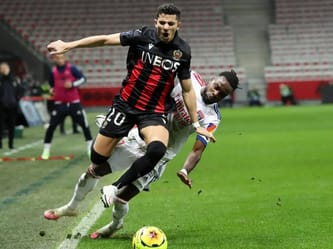 Youcef Atal et les blessures, une histoire à tout faire foirer : l'international algérien assiste, impuissant, à son déclin Youcef Atal en duel pour le ballon sur le terrain de football.