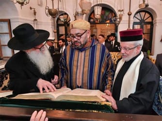 Religieux juifs et musulmans discutant autour d'un livre sacré.